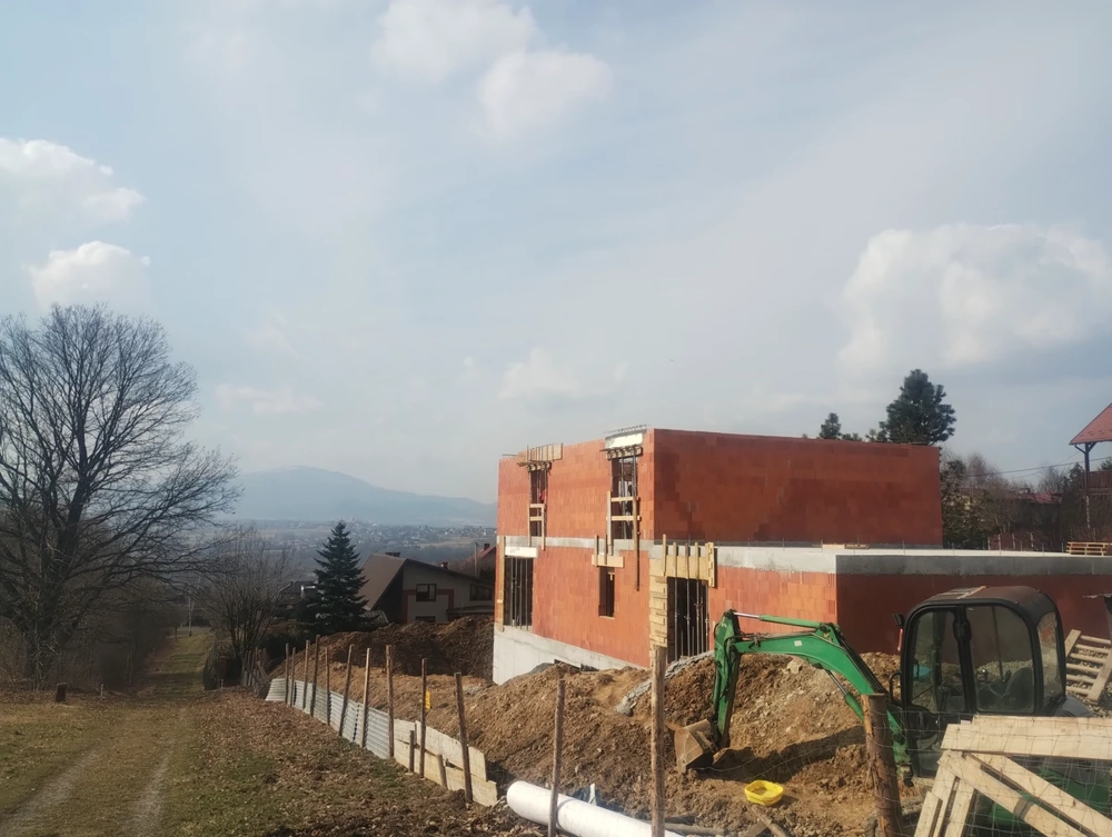 Stan surowy otwarty – murowanie ścian nośnych z cegły i prace ziemne mini-koparką na przygotowanym terenie