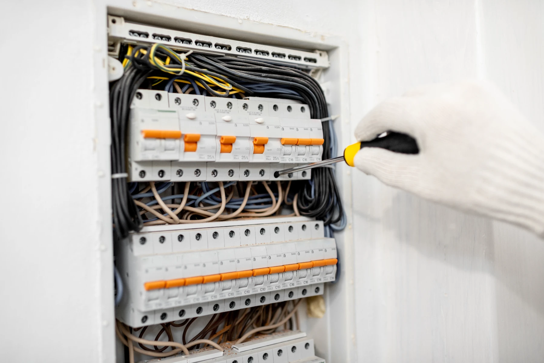 Montaż bezpieczników w rozdzielnicy elektrycznej – Instalacje elektryczne